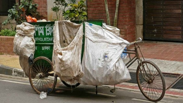 ঢাকায় ময়লার বিল ১০০ টাকার বেশি নিলে লাইসেন্স বাতিলের হুঁশিয়ারি